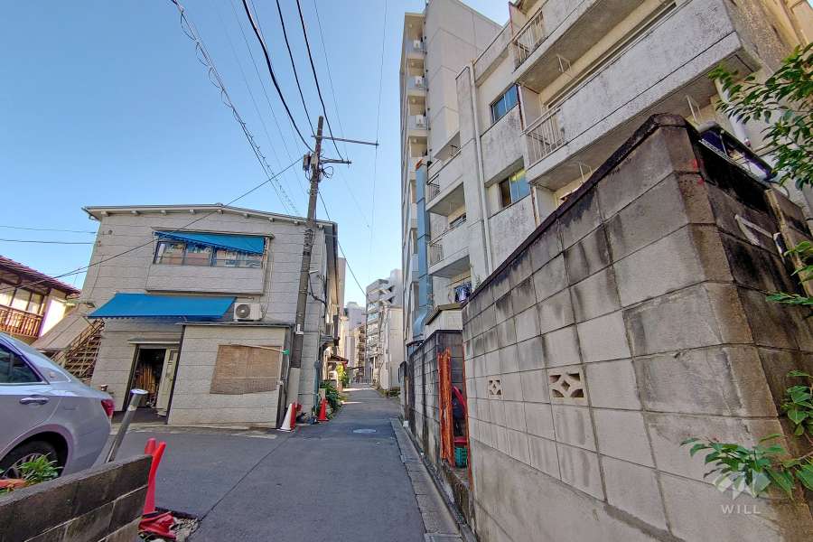 敷地北側の前面道路（西側から）