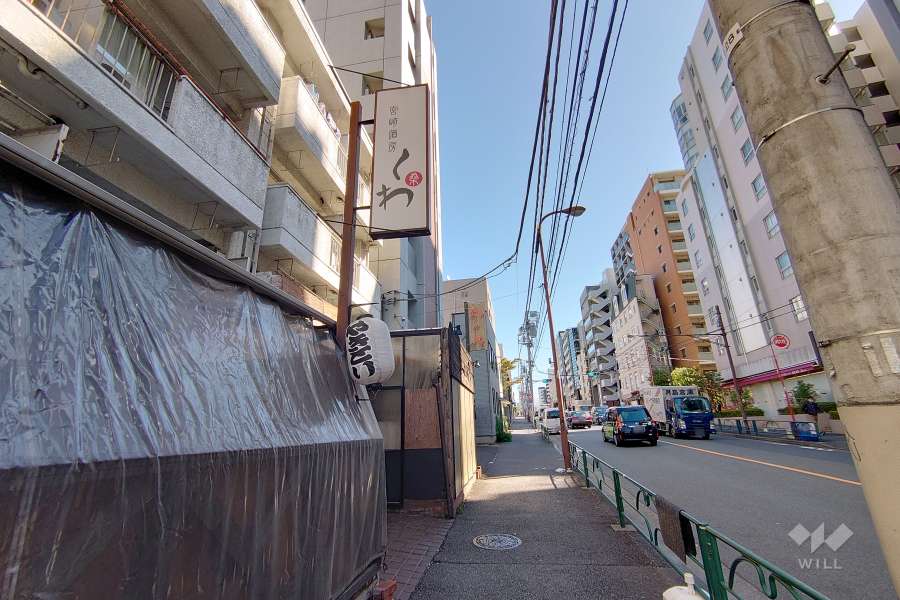 敷地南側の前面道路（西側から）