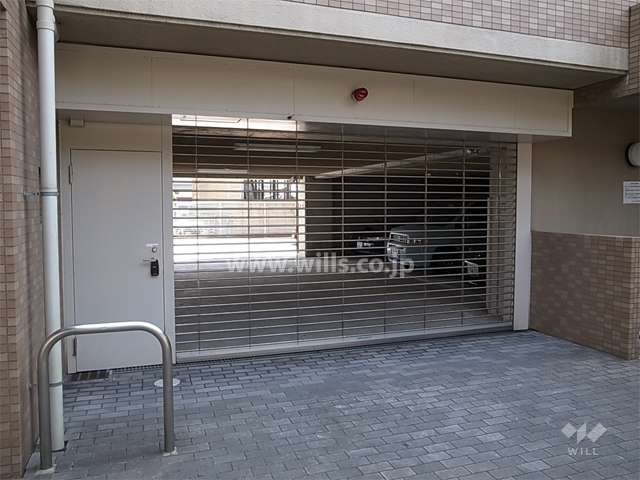 リングシャッター付きの敷地内駐車場