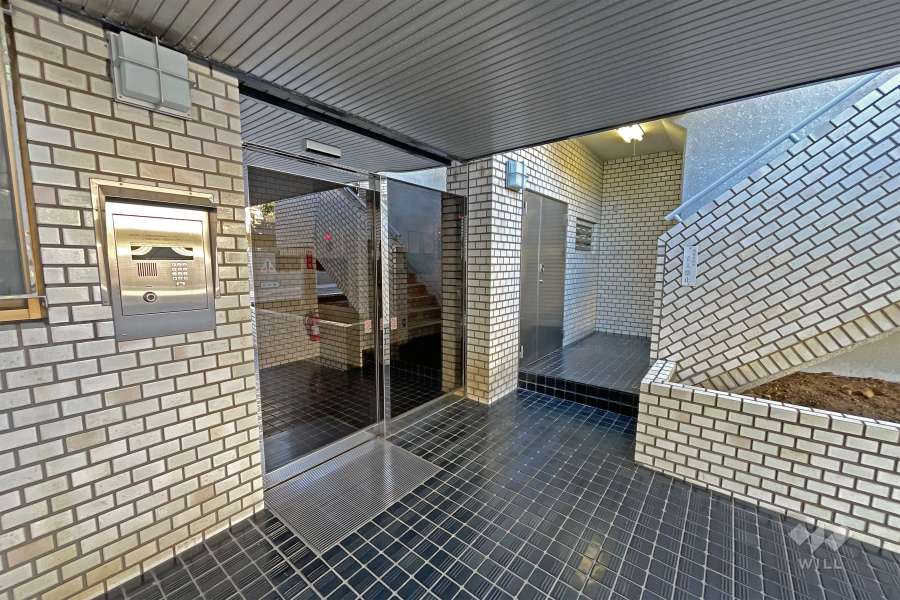 エントランスはオートロック付きです。