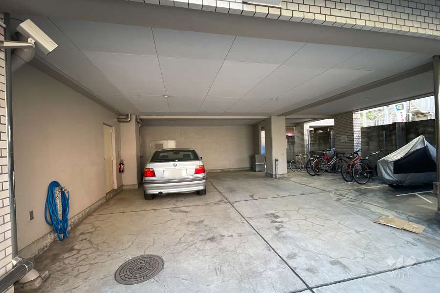 敷地内駐車場（屋内平面式）と駐輪場