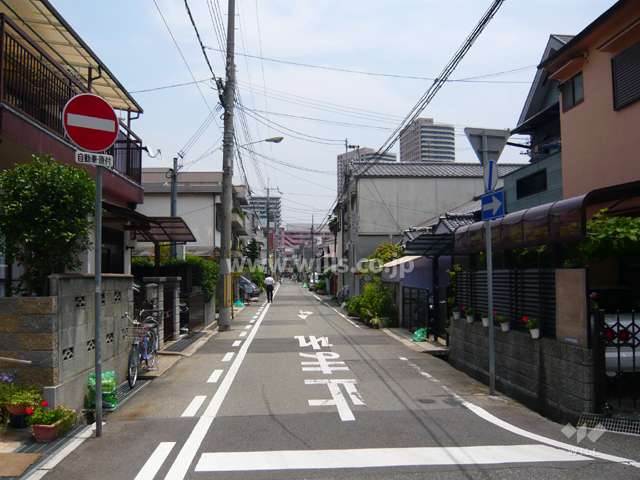 周辺は、一戸建てとマンションが混在する住宅地です。