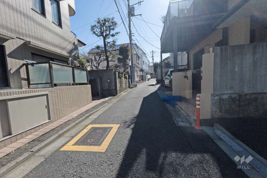 敷地西側の前面道路