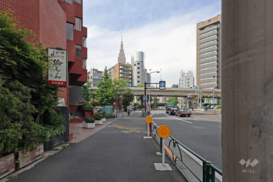 敷地東側前面道路は明治通りです。
