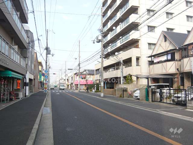 敷地西側の前面道路。この道路は南方向約80mほどの距離で国道2号線に繋がっています。
