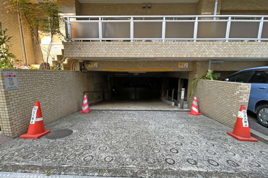 駐車場出入り口