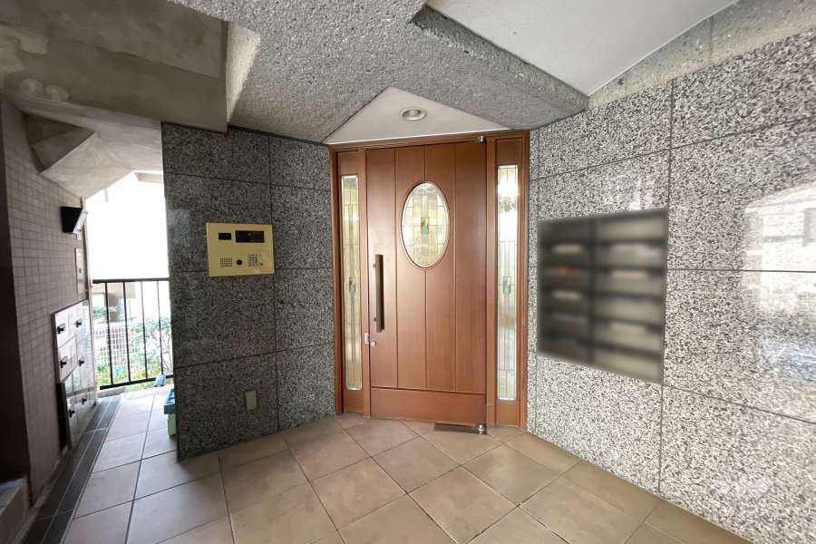 エントランスはオートロック付きです。