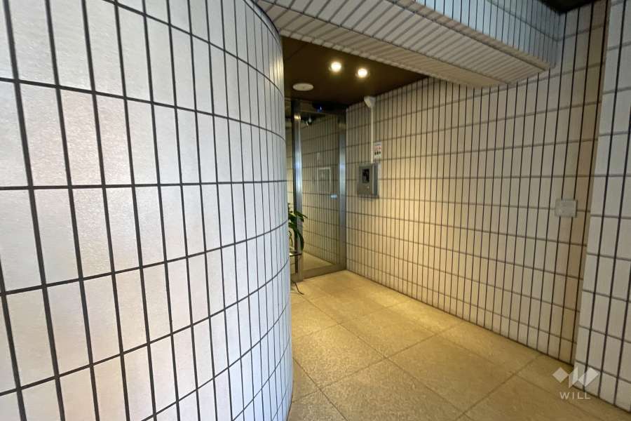 エントランスはオートロック付きです。