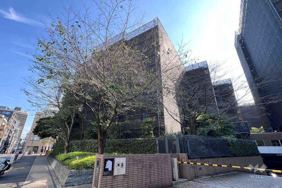 広尾ガーデンフォレスト楓レジデンスC棟の外観（大規模修繕工事中）（2024年11月時点）