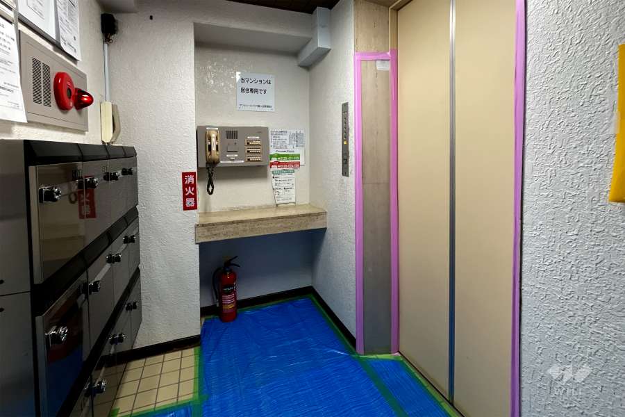 共用ポストとエレベーター