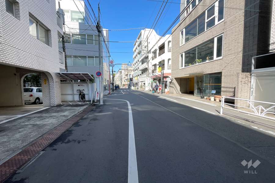 敷地北側前面道路は「千駄ヶ谷大通り商店街」です。