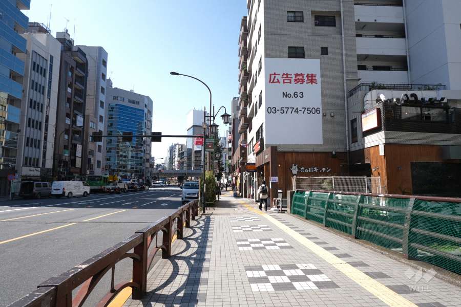 敷地南東側の前面道路（北東側から）