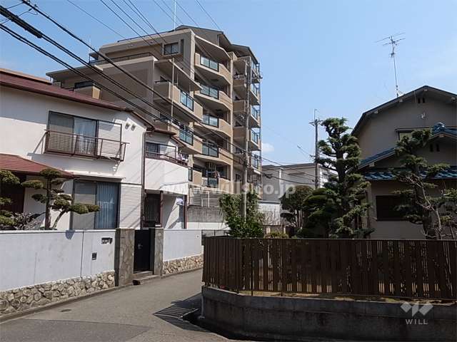 敷地の南側には一戸建てが立ち並んでいます。