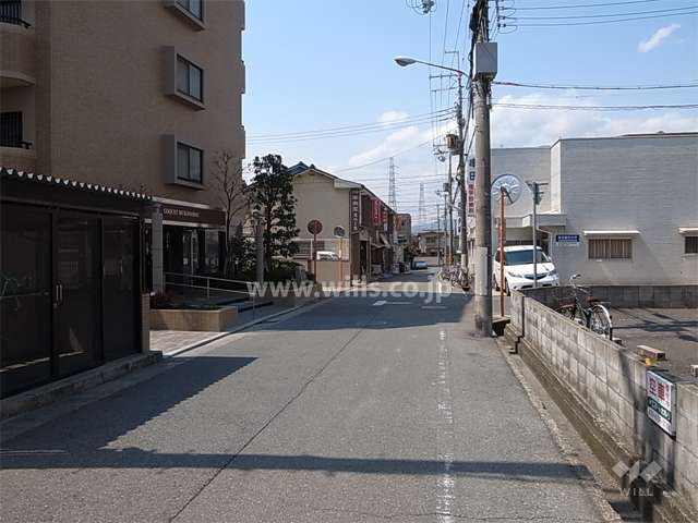 敷地北側の前面道路。周辺は静かな住宅地です。