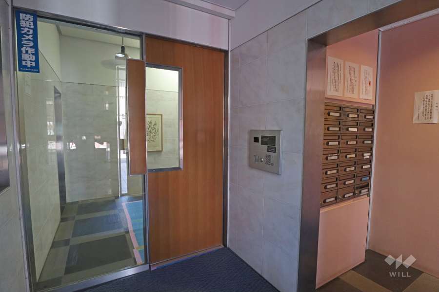 エントランスはオートロック付きです。