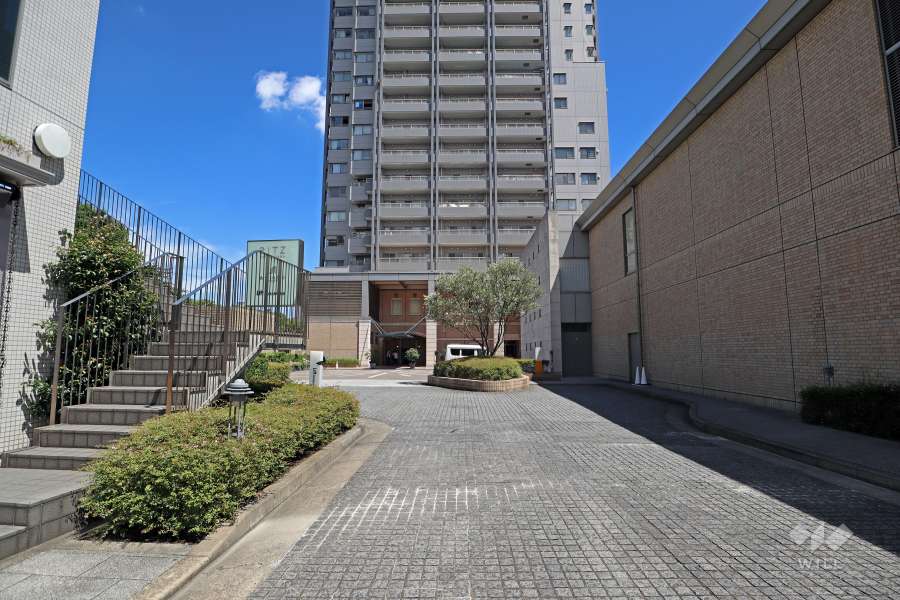 敷地南側道路（西側から）。代官山のランドマーク的タワー『代官山アドレス ザ・タワー』が奥に見えます。