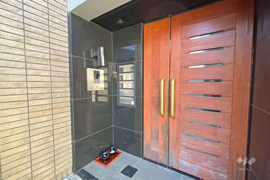 エントランスはオートロック付きです。