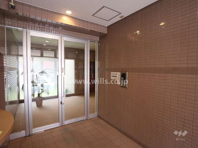 エントランスはオートロック付きです。