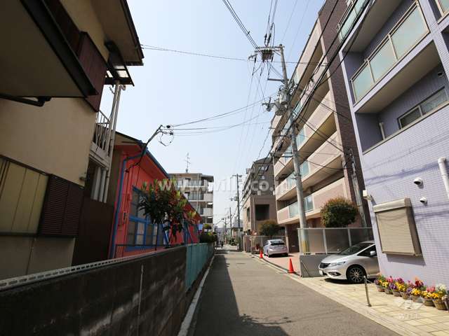 周辺は店舗や事務所が混在する住宅地です。
