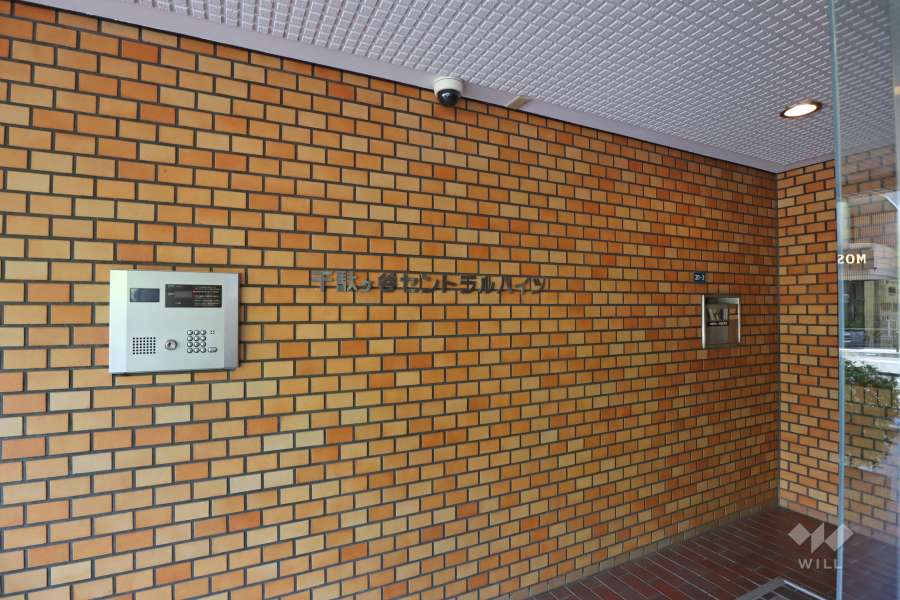 エントランスはオートロック付きです。