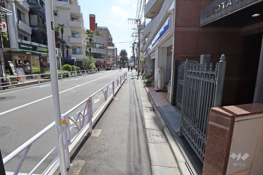 敷地南側の前面道路（東側から）