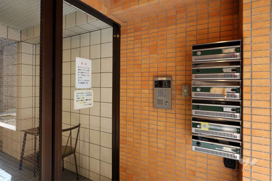 エントランスはオートロック付きです。