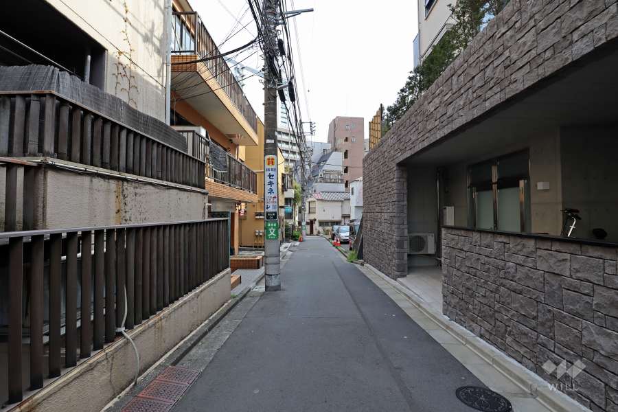 敷地西側の前面道路