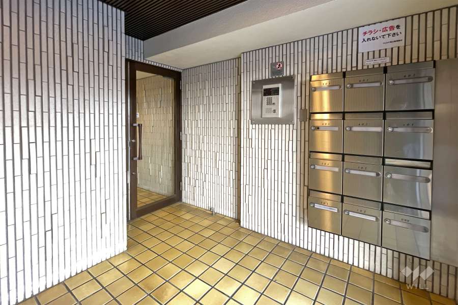 オートロック付きエントランスと共用ポスト