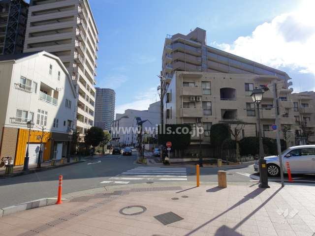 敷地北側は観光プロムナード（二車線の通り）に面しています。