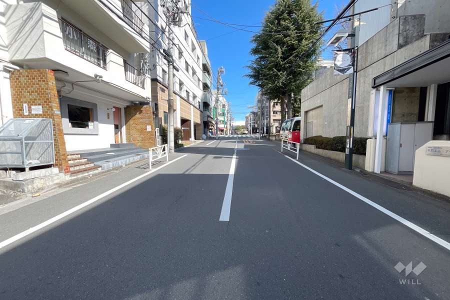 敷地南東側前面道路を東方面に進むと『東京体育館』があります。