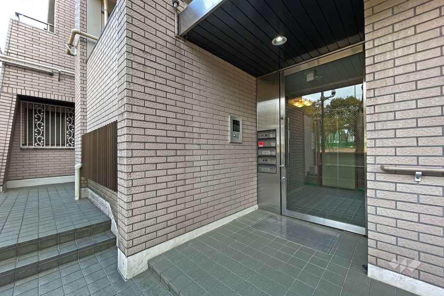 エントランスはオートロック付きです。