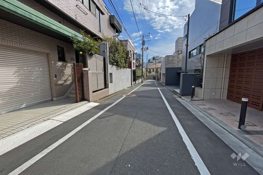 敷地東側の前面道路（南側から）