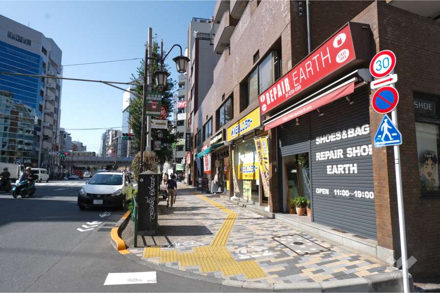 敷地南東側の前面道路（北東側から）