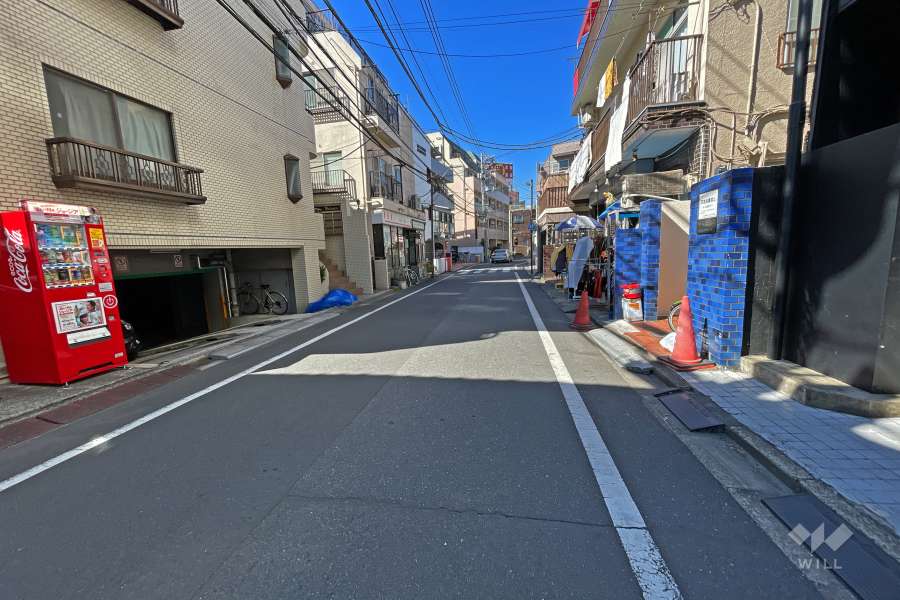 敷地南西側の前面道路（北東側から）