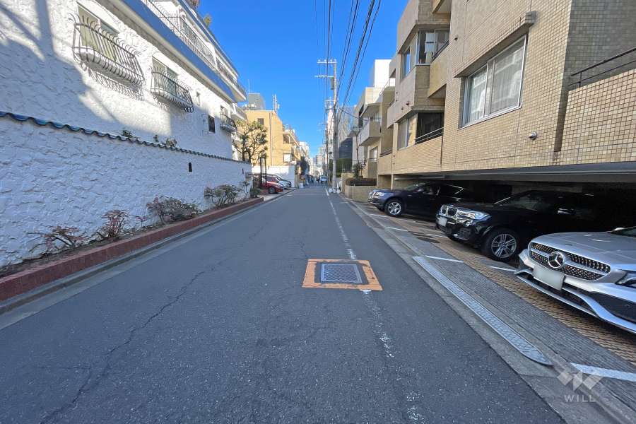 敷地西側の前面道路
