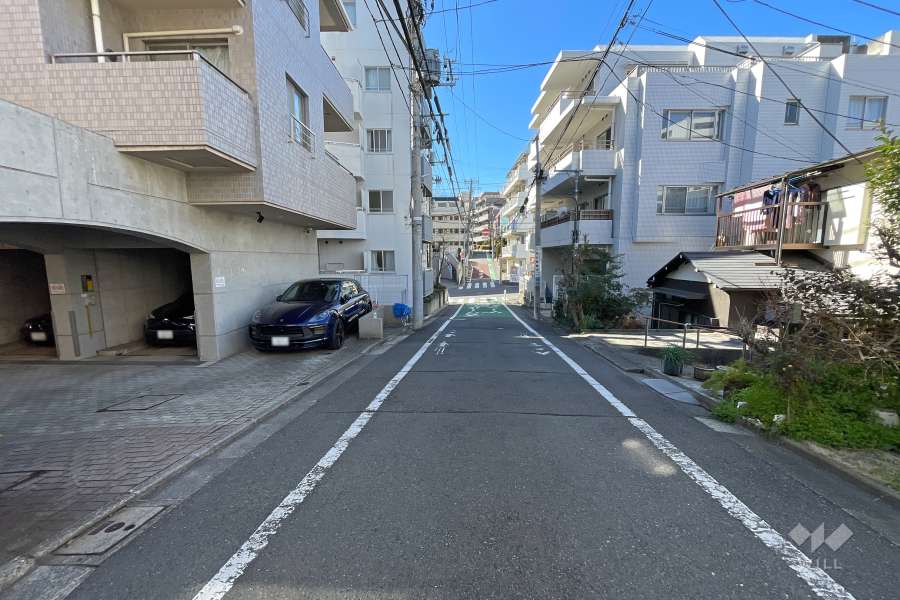 敷地北西側の前面道路（北東側から）