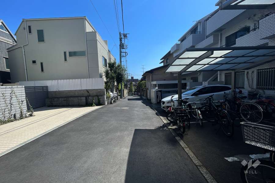 敷地北西側の前面道路（南西側から）