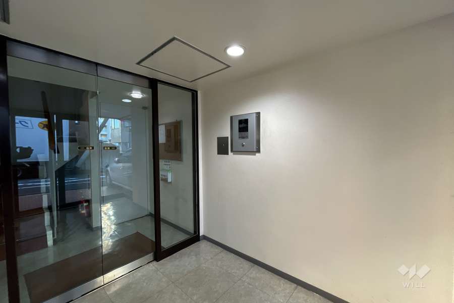 エントランスはオートロック付きです。