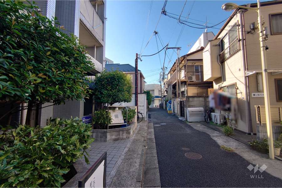 敷地北東側の前面道路（南東側から）