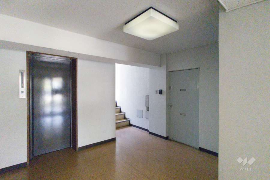 住戸入り口とエレベーター