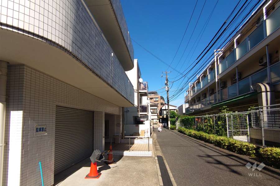 敷地南東側の前面道路（南西側から）