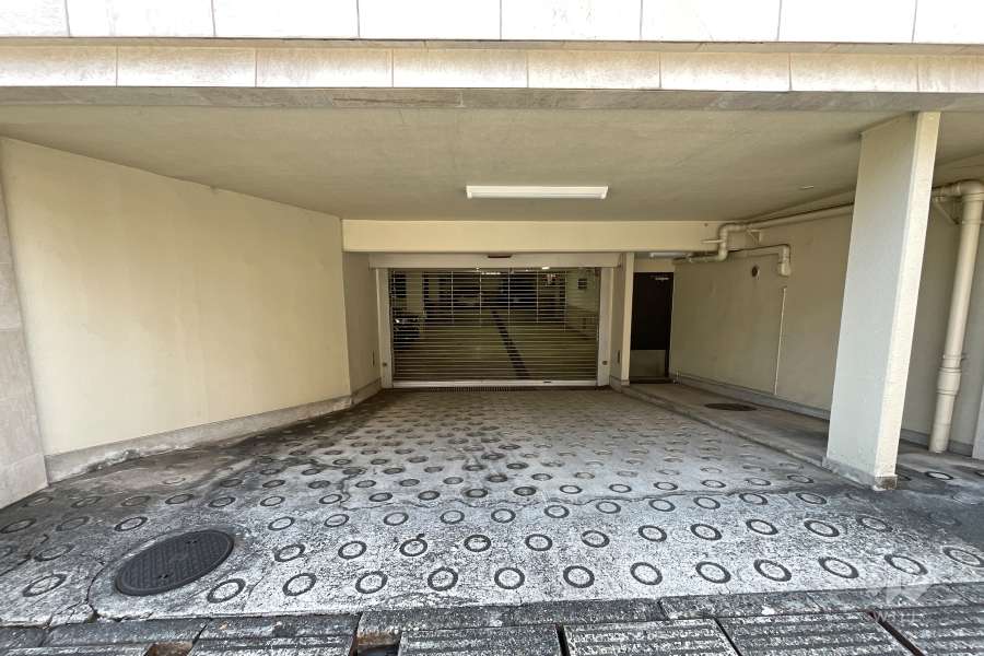駐車場の出入り口（リングシャッター付き）