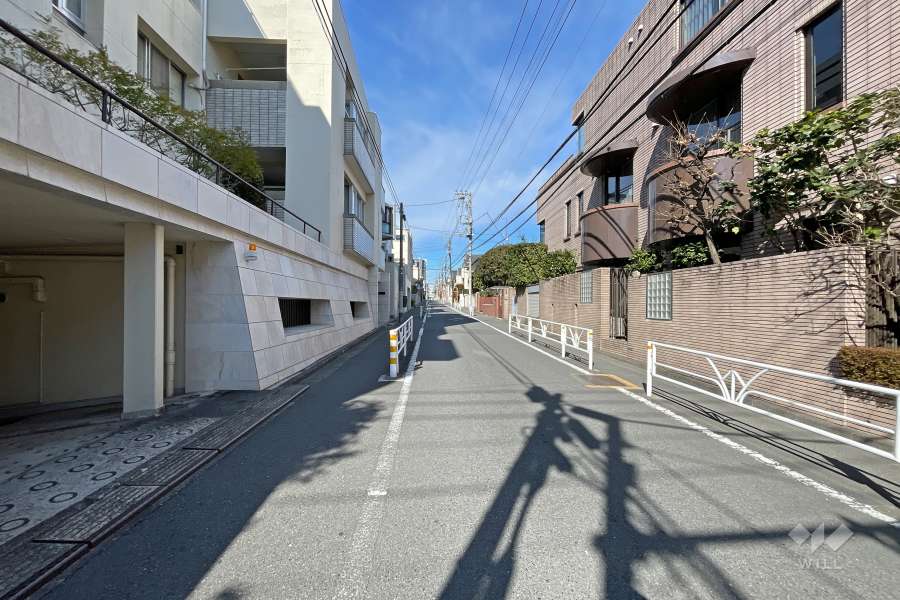 敷地東側の前面道路