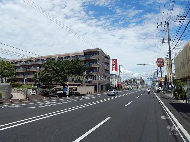 敷地東側は県道沿い（五合橋線）に面しています。