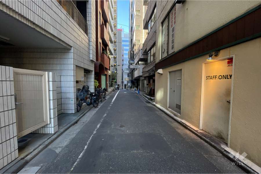 敷地南東側の前面道路（北東側から）
