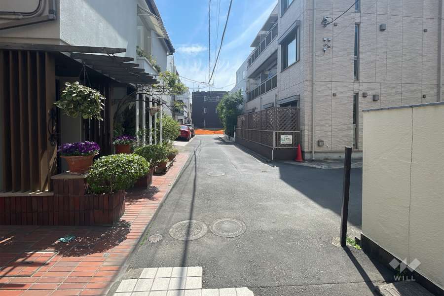 敷地西側の前面道路(北側から)