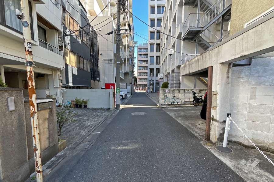 敷地北西側の前面道路