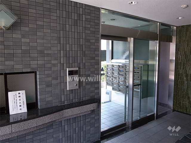 エントランスはオートロック付きです。