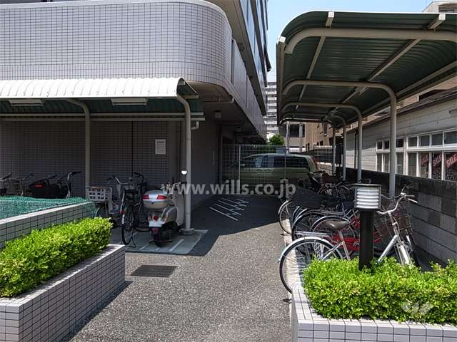 駐輪場とバイク置き場