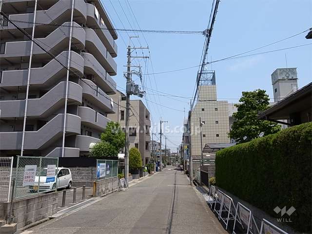 敷地南側の前面道路。敷地北側も接道しています。